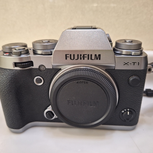 2nd hand Fujifilm X-T1 (Graphite Silver Edition) + Accessories on sale